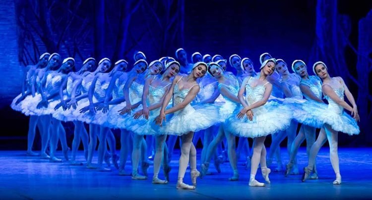 El Ballet Nacional de Cuba en el segundo acto de El lago de los cisnes. Foto: Cortesía del BNC