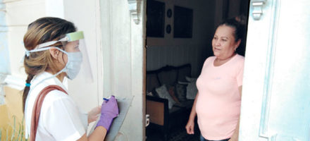 Unos 110 estudiantes ayudan en las áreas del policlínico Rodolfo Ramírez Esquivel a la realización de la pesquisa, un elemento clave en la detección de enfermos. Foto: Gretel Díaz Montalvo
