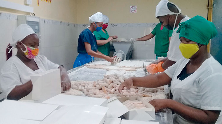 En el polígono Cadeysa administración y sindicato han hecho un pacto por la vida que los trabajadores agradecen y asumen con rigor. Foto: Betty Beatón Ruiz