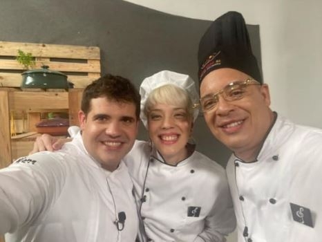 Invitados al programa. Actriz Alicia Hechavarria y músico Issac Delgado junto al chef Miguel Ángel Jiménez, durante filmaciones de "Sabe a Chef". Foto: Cuenta de Instagram del entrevistado