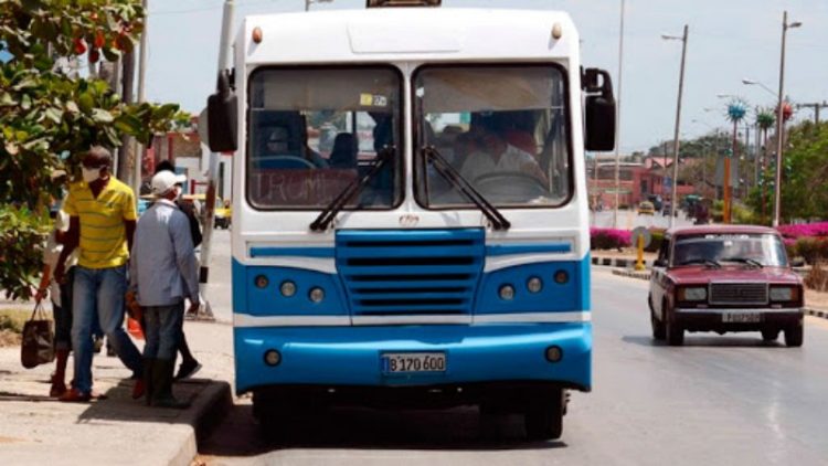 El transporte urbano circulará con solo el 50% de la capacidad de personas de pie y se exige el uso obligatorio del nasobuco como principal medio de protección. Foto: Rodolfo Blanco Cué, ACN