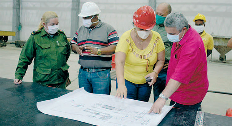 Ulises Guilarte De Nacimiento (a la drecha en la foto) durante un reciente intercambio con trabajadores de Planta Mecánica, de Villa Clara. Foto: Ramón Barreras