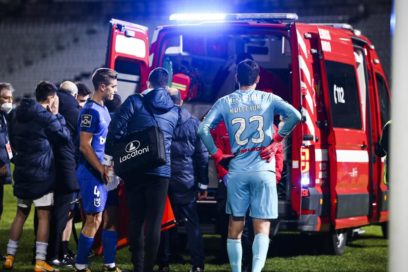 Nanu es sacado del partido en ambulancia luego de un choque brutal.