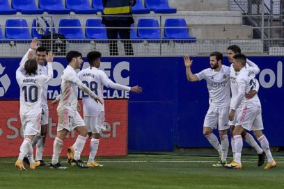 El Real Madrid venció 2-1 al Huesca con doblete de Varane.