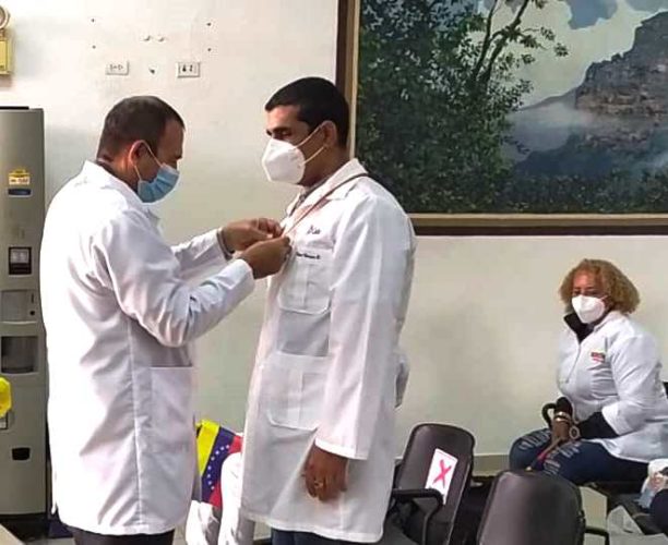 El doctor Reinol Delfín García Moreiro, jefe de la Misión Médica Cubana, entrega distinción. Foto: José Alfredo Rodríguez Batista