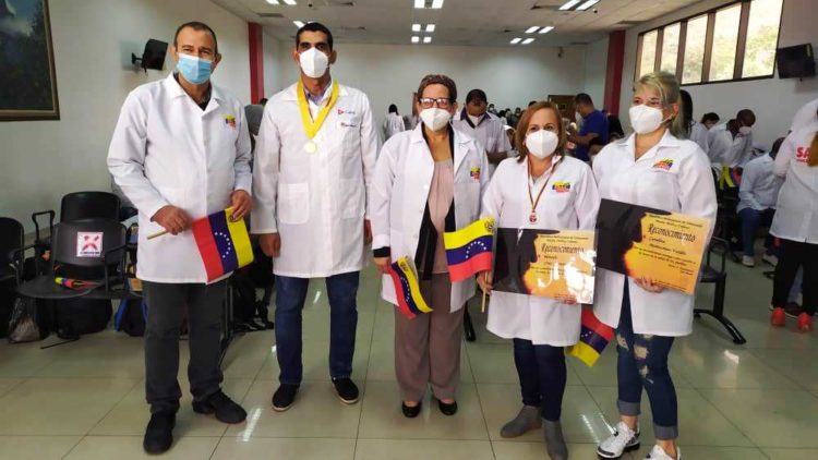 Otros colaboradores de destacada trayectoria con misión terminada son estimulados. Foto: José Alfredo Rodríguez Batista 