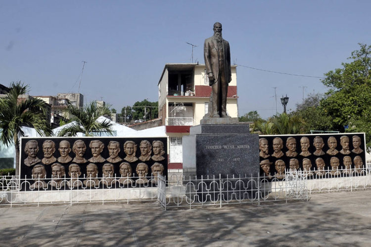 Monumento dedicado al patricio bayamés Francisco Vicente Aguilera en el reparto San Juan, en Bayamo. Foto: La Demajagua 