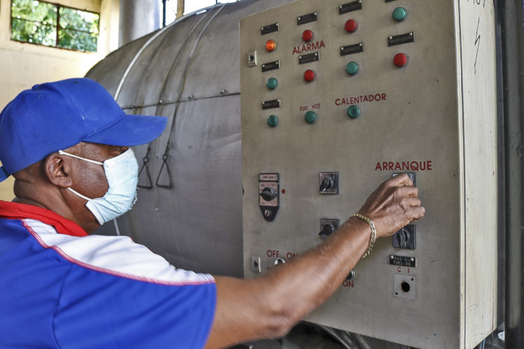 Orestes Villalta, importante operador de caldera de la Empresa Batos. Foto: Heriberto González Brito