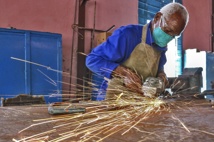 El trabajo en la Empresa Deportiva Batos no se detiene. Foto: Heriberto González Brito