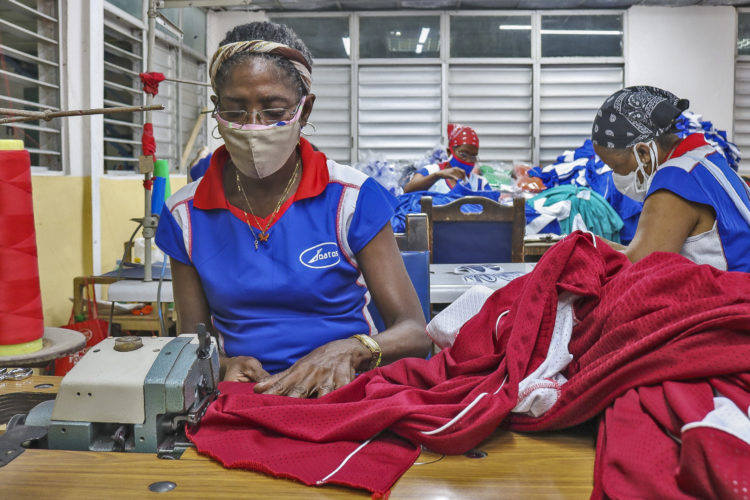 Las costureras son imprescindibles en el día a dia de la Empresa Batos. Foto: Heriberto González Brito