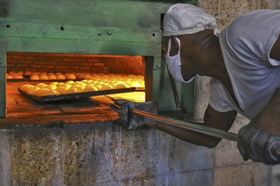Poner sobre la mesa el pan de cada día (Fotorreportaje)