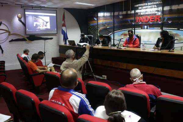 Encuentro INDER-UPEC en el Coliseo de la Ciudad Deportiva. Foto: Calixto Llanes.