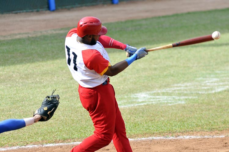 Erisbel Arruebaruena conectó el jonrón del empate. Foto: José Raúl Rodríguez Robleda
