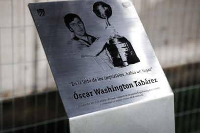 Óscar Washington Tabárez es homenajeado por el Peñarol.