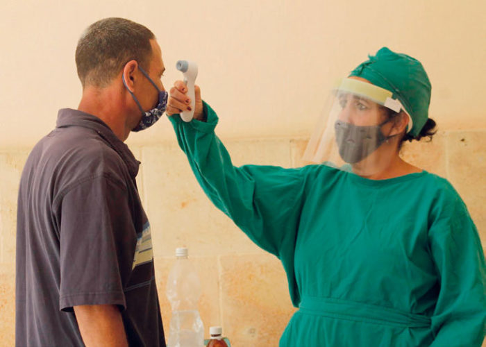 El personal asegura, con soluciones desinfectantes, la asepsia de quienes accedan al centro. Foto: Dahomy Darroman Sánchez