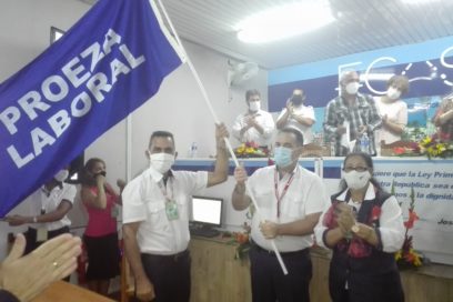 Bandera de Proeza Laboral al aeropuerto José Martí