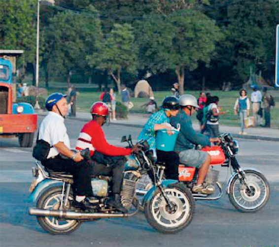 En el país esta modalidad de transportación es casi exclusiva de Santiago de Cuba, donde se estima ruedan unos 14 mil ciclomotores, algunos de estos pertenecientes a otras provincias. Foto: Miguel Rubiera