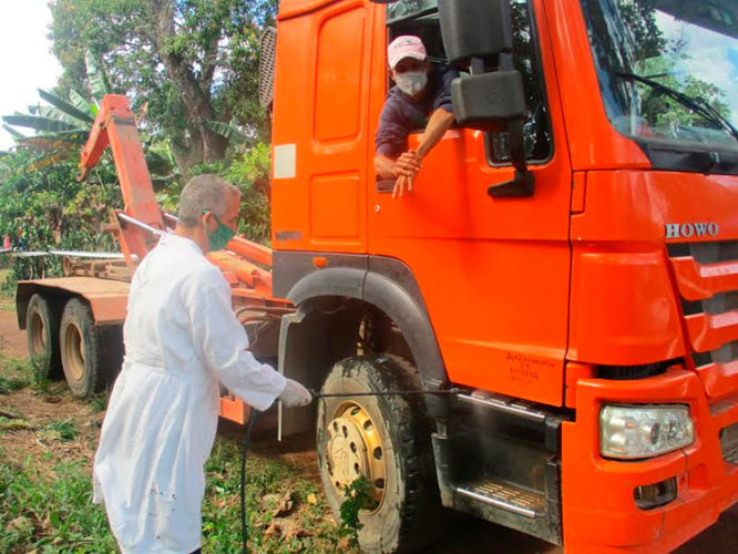 Los trabajadores de comunales llegan también a las zonas rojas. Foto: Osvaldo Pupo Gutiérrez
