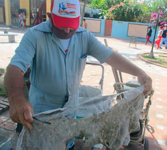 El estado de los medios de protección y limpieza preocupa a los obreros que limpian el bulevar. Foto: Osvaldo Pupo Gutiérrez