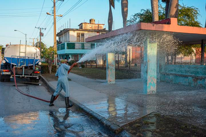 En aras de mitigar la transmisión de la Covid-1 en Camagüey áreas de grandes concentraciones, como paradas de ómnibus, son higienizadas con agua clorada. Foto: Leandro Armando Pérez Pérez