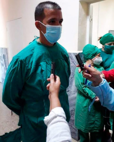 El doctor Godoy es ejemplo de la dedicación del personal de la salud cubana, en especial en el tratamiento a los niños. Foto: Minoska Cadalso