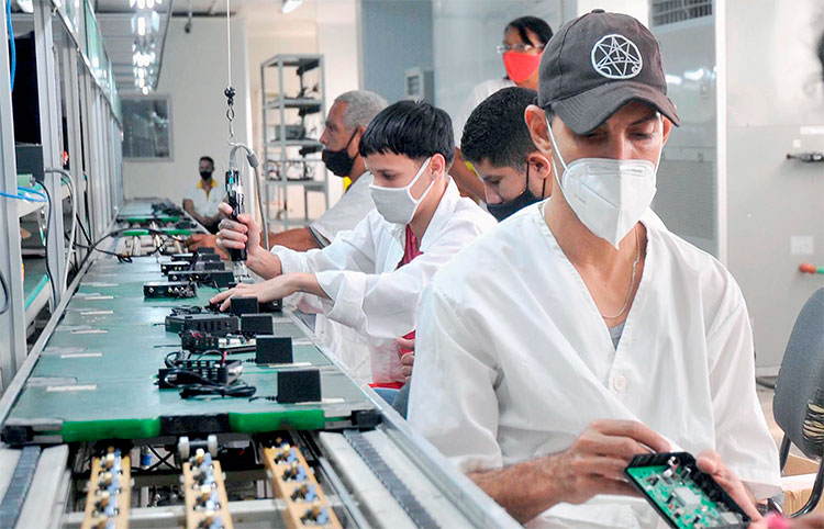 A pesar de las restricciones con el financiamiento, la EIE consiguió el pasado año que a sus alrededor de 700 trabajadores no les faltara contenido laboral y hubiera utilidades por más de un millón y medio de pesos. Foto: José Raúl Rodríguez Robleda