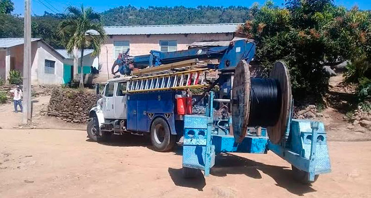 La instalación de de la red de fibra óptica, para la telefonía fija y móvil, además de otros beneficios, en comunidades del Plan Turquino fue un suceso histórico para sus habitantes y la entidad. Foto: ETECSA Granma, sitio digital