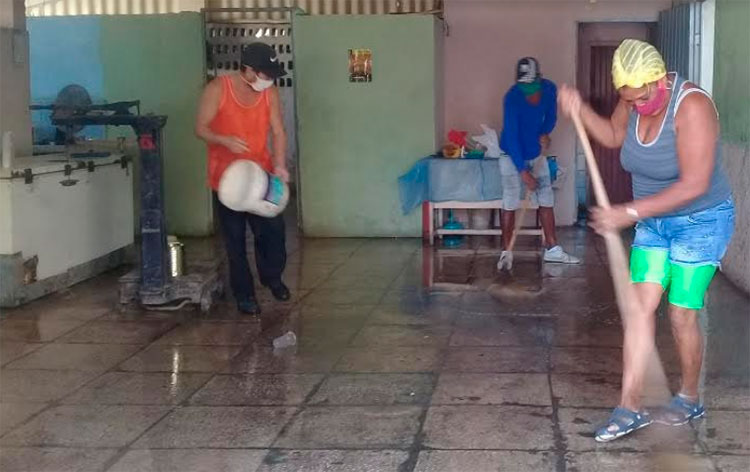 En el mercado agropecuario El Alegre la higienización es constante en aras de preservar la salud de trabajadores y clientes. Foto: Betty Beatón Ruiz