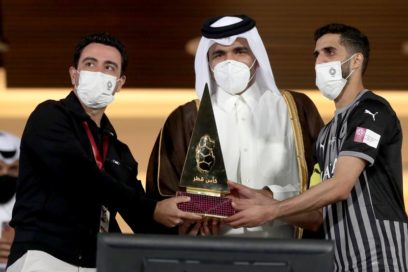Xavi gana la Copa de Qatar y está a tres puntos de llevarse la liga.