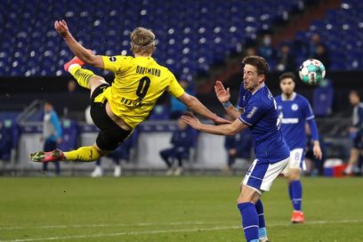 El Dortmund goleó 4-0 al Schalke con doblete de Haaland.