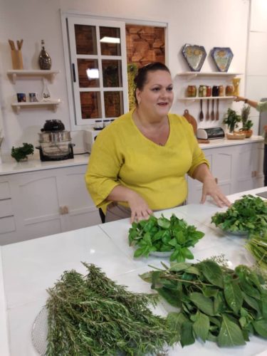 Chef Yamilet Magariño durante programa televisivo Entre Recetas. Fuente: http://www.tvcubana.icrt.cu/seccion-en-pantalla/5561-buen-provecho-entre-recetas-de-domingo