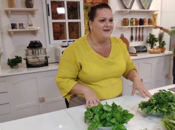Chef Yamilet Magariño durante programa televisivo Entre Recetas. Fuente: http://www.tvcubana.icrt.cu/seccion-en-pantalla/5561-buen-provecho-entre-recetas-de-domingo