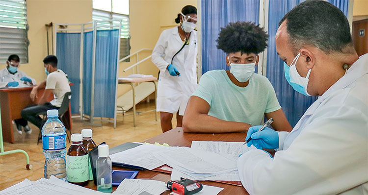 El personal médico realiza la entrevista a los voluntarios. Foto: Heriberto González Brito