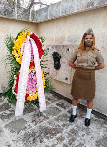 En nombre de todas las cubanas se depositó una ofrenda floral en el mausoleo donde reposan los restos de Ana Betancourt. Foto: Gretel Díaz Montalvo