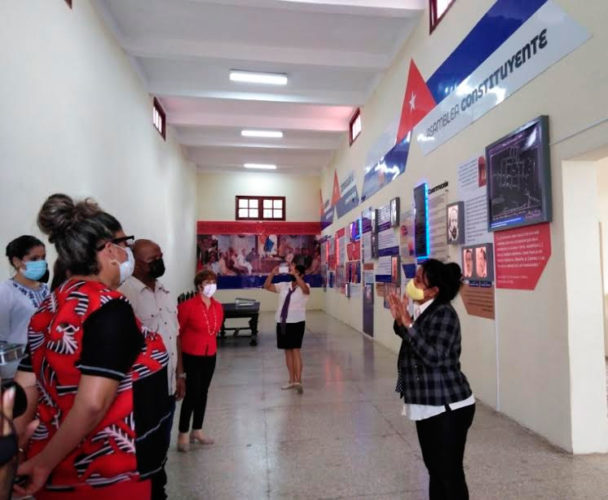 Los participantes en el acto luego visitaron el Museo Municipal de Guáimaro, sitio donde se atesoran objetos, imágenes y elementos de la historia de la lucha independentista. Foto: Gretel Díaz Montalvo