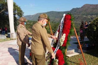 Ofrendas florales de Raúl y Díaz-Canel en aniversario 63 de la fundación del III Frente Oriental