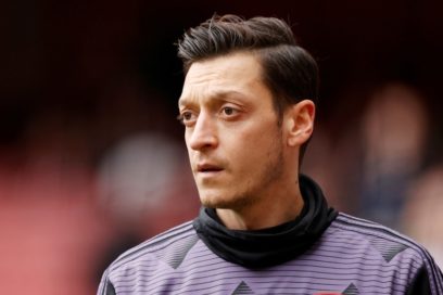 Özil se retiró en camilla tras sufrir una dura entrada.