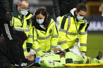 Rui Patrício fue retirado en camilla tras fuerte choque.