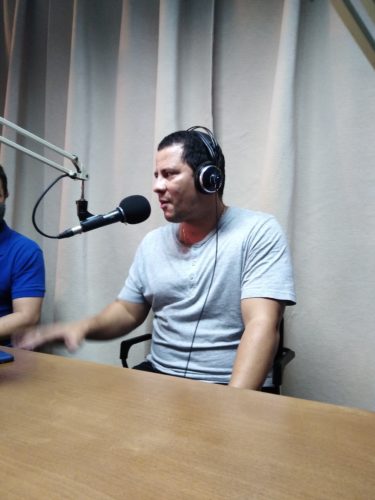 Israel Rojas desde la cabina de Habana Radio.