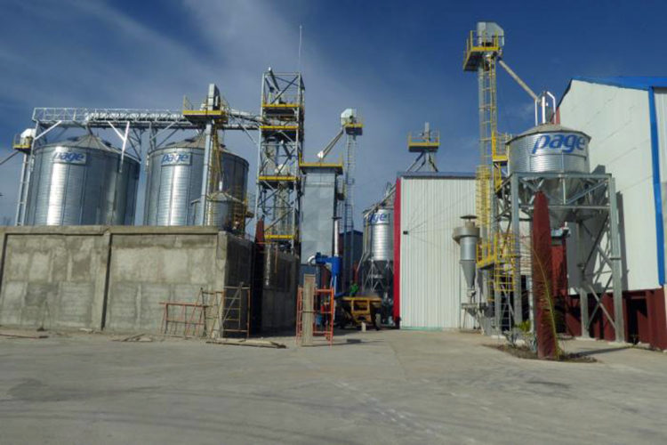 Los silos permiten un adecuado almacenamiento de los granos. Foto: Periódico Granma.