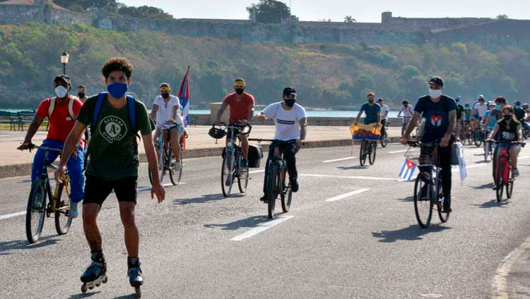 Patinetas, mientras recorren el emblemáticos Malecón de La Habana en una singular caravana que demandó el fin del bloqueo que desde hace más de medio siglo mantiene Estados Unidos contra la isla, en La Habana, el 28 de marzo de 2021. Foto: Joaquín Hernández Mena/Trabajadores