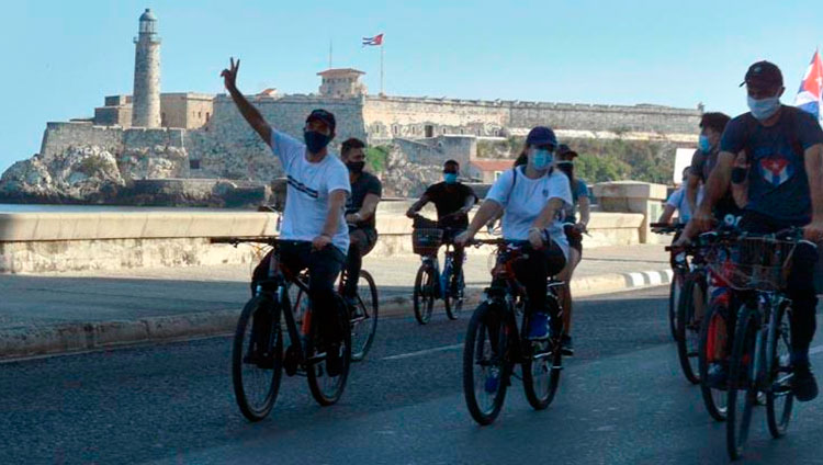 Ciclistas circulan mientras recorren el emblemáticos Malecón de La Habana en una singular caravana que demandó el fin del bloqueo que desde hace más de medio siglo mantiene Estados Unidos contra la isla, en La Habana, el 28 de marzo de 2021. Foto: Joaquín Hernández Mena/Trabajadores