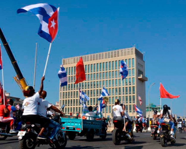 Motociclistas circulan frente a la embajada de los Estados Unidos ondeando banderas cubana mientras recorren el emblemáticos Malecón de La Habana en una singular caravana que demandó el fin del bloqueo que desde hace más de medio siglo mantiene Estados Unidos contra la isla, en La Habana, el 28 de marzo de 2021. Foto: Joaquín Hernández Mena/Trabajadores