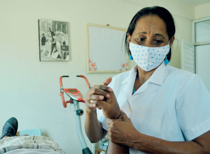 Cicelis de la Caridad en la consulta de rehabilitación. Foto: Lianet Suárez Sánchez
