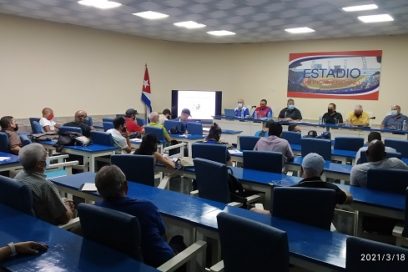 Conferencia de prensa de béisbol y cuatro preguntas