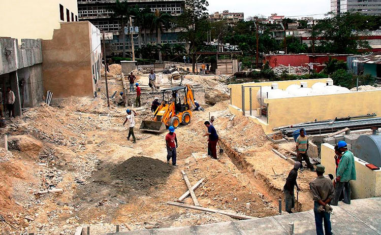 Uno de los objetivos esenciales de ese sector es elevar la eficiencia y calidad de los servicios constructivos. Foto: Centro de Documentación/Periódico Trabajadores