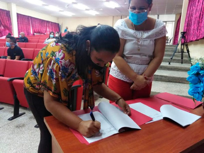 El convenio de colaboración que se firmó con medios como el periódico Adelante (su directora firma en la foto) contribuye además a divulgar el quehacer científico de la institución educativa. Foto: Gretel Díaz Montalvo