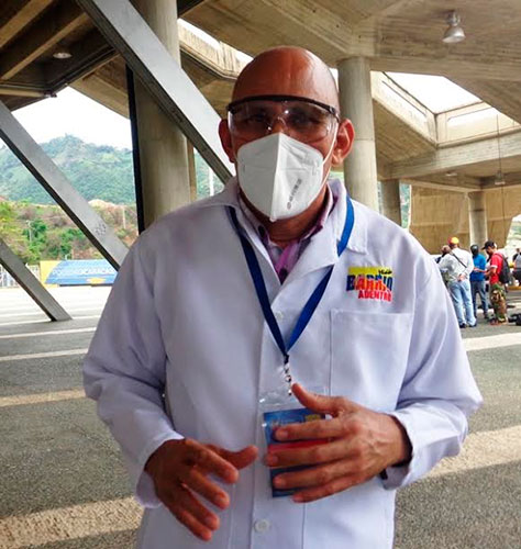 “El intercambio con los pacientes ayuda a mejor el trabajo”, sostiene el doctor Arley. Foto: Cortesía doctor Luis Arley González