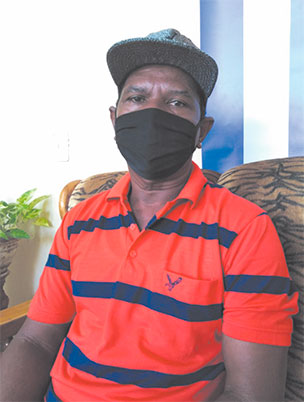 Florencio Fernández Rondón vive cerca de la salina, es tornero y lo que haga falta, porque la salina es como su casa, de la que no se va hasta que resuelva los problemas que aparezcan. Foto: Gretel Díaz Montalvo