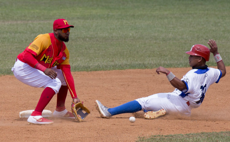 Raico Santos llega quieto a segunda base. Foto: Ismael Francisco/ Cubadebate.